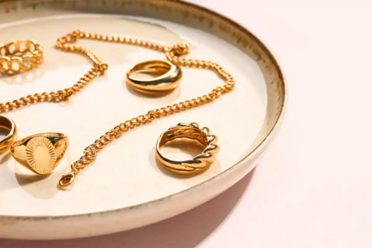 Various simple styles of jewelry